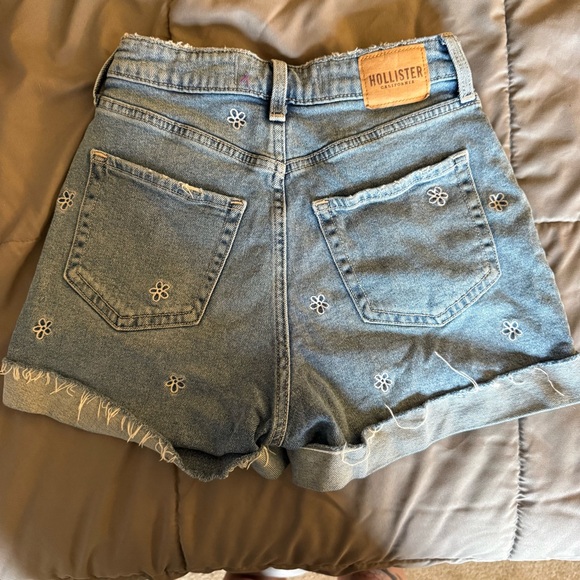 Embroidered flower Hollister high rise mom short 3’ - Picture 4 of 8